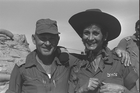 ויפה ירקוני ז"ל הגיעה עד לסואץ ואפילו הצטלמה עם האלוף אדן ז"ל.צילום: דוד רובינגר - לע"מ