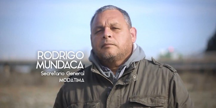 ccuevasz's tweet photo. [HOMENAJE A RODRIGO MUNDACA]
En el Congreso del Frente Amplio tuve el privilegio de entregar un reconocimiento al compañero Rodrigo Mundaca de @modatima_cl x su valiente lucha x los derechos socioambientales y denuncia del saqueo del agua en Chile.
Arriba las y los que luchan ✊ https://t.co/cUqX378QHE