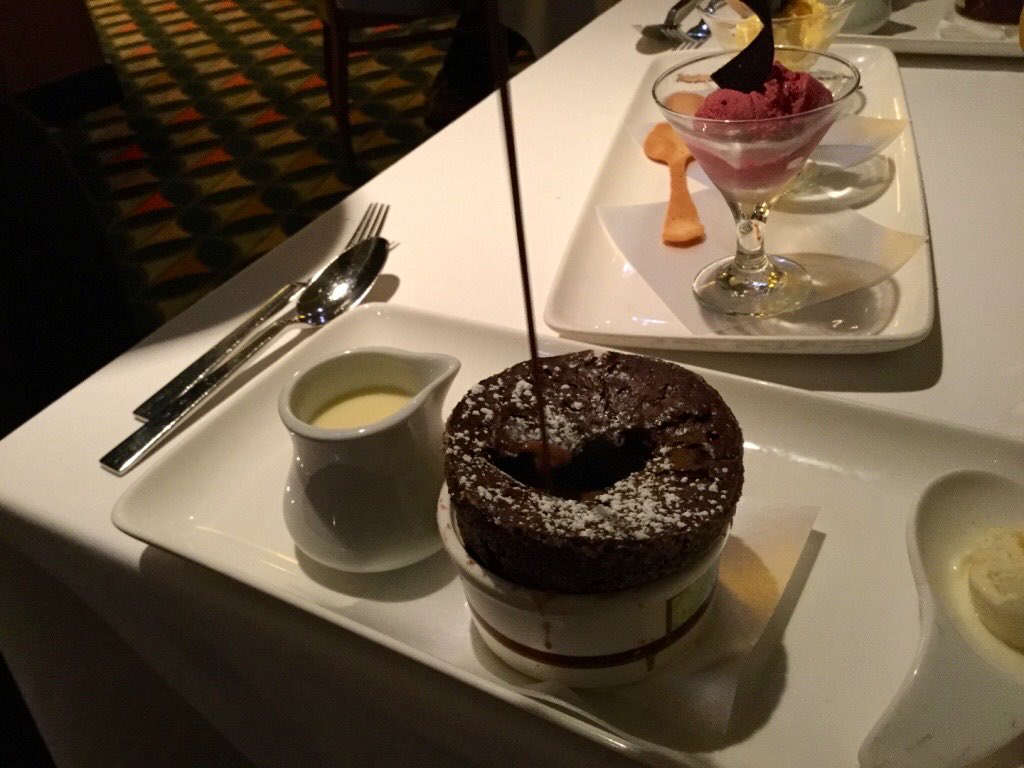 mickeynet038's tweet photo. DCLで個人的にお薦めしたいデザートはパロのチョコレートスフレ。絶品です。私はこれにプラスしてジェラートの盛り合わせを貰って、甘さをリフレッシュさせながら楽しみます😋♥️
#mndcl #2016May https://t.co/0KhdVrEUMB