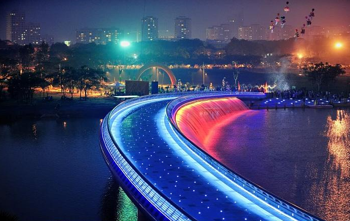 LTT_2505's tweet photo. The Starlight Bridge 
Is a romantic and poetic bridge located in the international commercial and financial district. Each night, the bridge squirt out the water mixed with the colorful lights, which is a breathtaking view.

#travelphotography #bridge #travelling #sightseeing https://t.co/5IdqaDsHqj