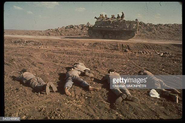 עוד צילום של שבויים סורים בגולן, טנק צה"לי חולף על ידם.צילום: Christian SIMONPIETRI/Sygma דרך Getty Imagesמקור תמונה:  https://media.gettyimages.com/photos/blindfolded-syrian-prisoners-lie-down-as-israeli-tanks-pass-by-picture-id542246982?s=612x612