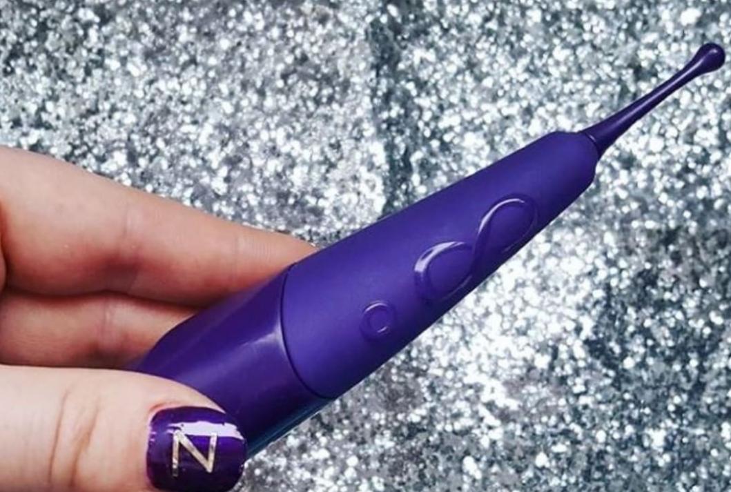 myzumio's tweet image. For intense stimulation press Zumio’s #SpiroTIP softly on your body, or for a less intense but deeper stimulation apply more pressure to the tip. bit.ly/2zJnXDn photo credit @goodvibrationsae #pleasurerevolution #adulttoys