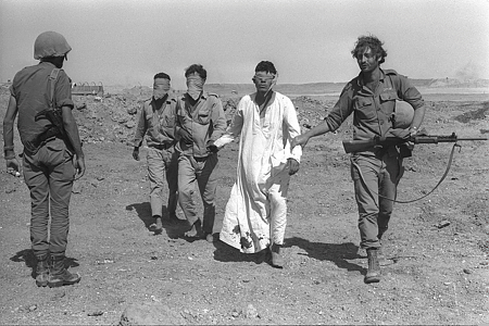 חיילי צה"ל מובילים שבויים בסיני.צילום: רון אילן - לע"מ