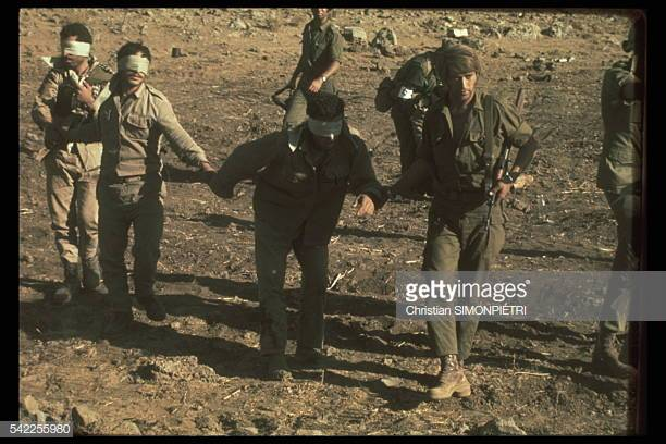 חיילי צה"ל מובילים שבויים סורים בקוניטרה.צילום: hristian SIMONPIETRI/Sygma דרך Getty Imagesמקור תמונה:  https://media.gettyimages.com/photos/the-first-syrian-soldiers-caught-by-israelis-in-golan-near-kuneitra-picture-id542255980?s=612x612