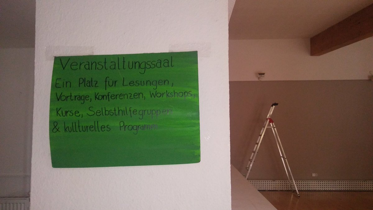 aradio_berlin's tweet photo. @anarchie_ffm @KollektivFfm #ffm0510 19:35
Erste Cops tauchen auf und suchen nach einer "verantwortlichen" Person...
Kleine Frage: Wer ist verantwortlicher als Menschen, die selbstorganisiert Strukturen für den Stadtteil schaffen?
Verantwortliche Personen dürfte es da jede Menge geben. #BackhausBleibt https://t.co/d6lEaaWoWG