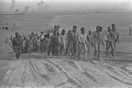 שבויים מצרים צועדים בסיני.צילום: קוגל אברהם - לע"מ