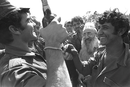 הרב גורן ז"ל מגיע לשמח חיילם בחזית הסורית, 13.10.1973.צילום: הרמן חנניה - לע"מ