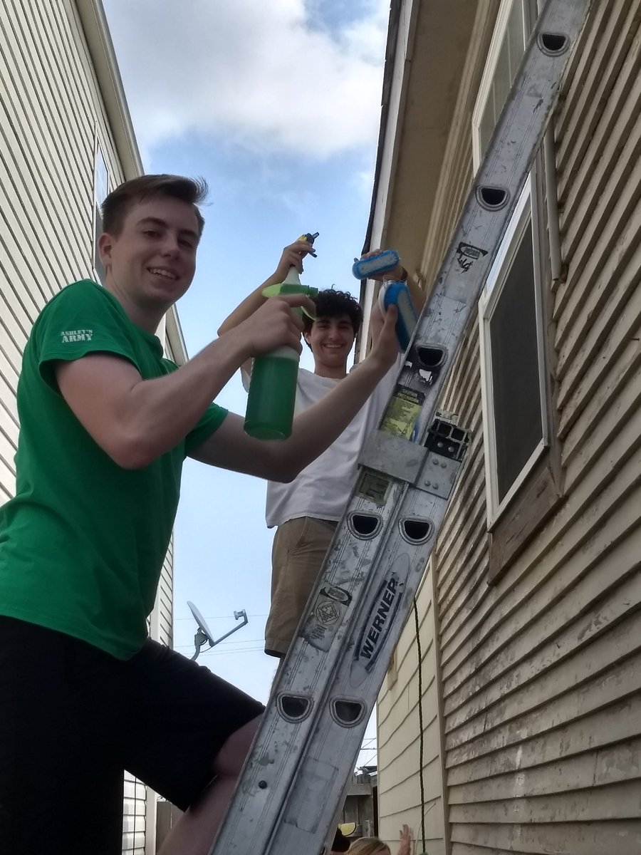 JeanellSullivan's tweet photo. Lusher seniors finding time to help out homeowners in the lower 9 before the homecoming dance!  #lusherpride https://t.co/NstCvJjDVS