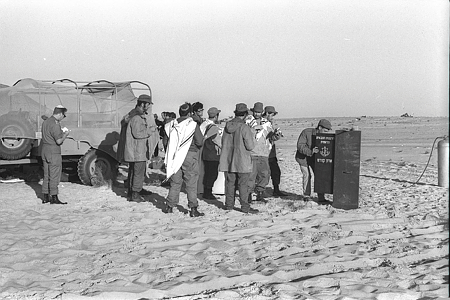 תפילה במדבר סיני בעיצומם של הקרבות, 11.10.1973.לע"מ