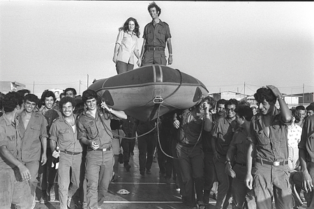 גם זה קרה בעיצומה של המלחמה, חתונה בבסיס חיל הים, 11.10.1973. צילום: מילנר משה - לע"מ