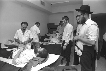 תלמידי ישיבה תורמים דם בתחנת מגן דוד ברמת גן, 14.10.1973.צילום: הרמן חנניה - לע"מ