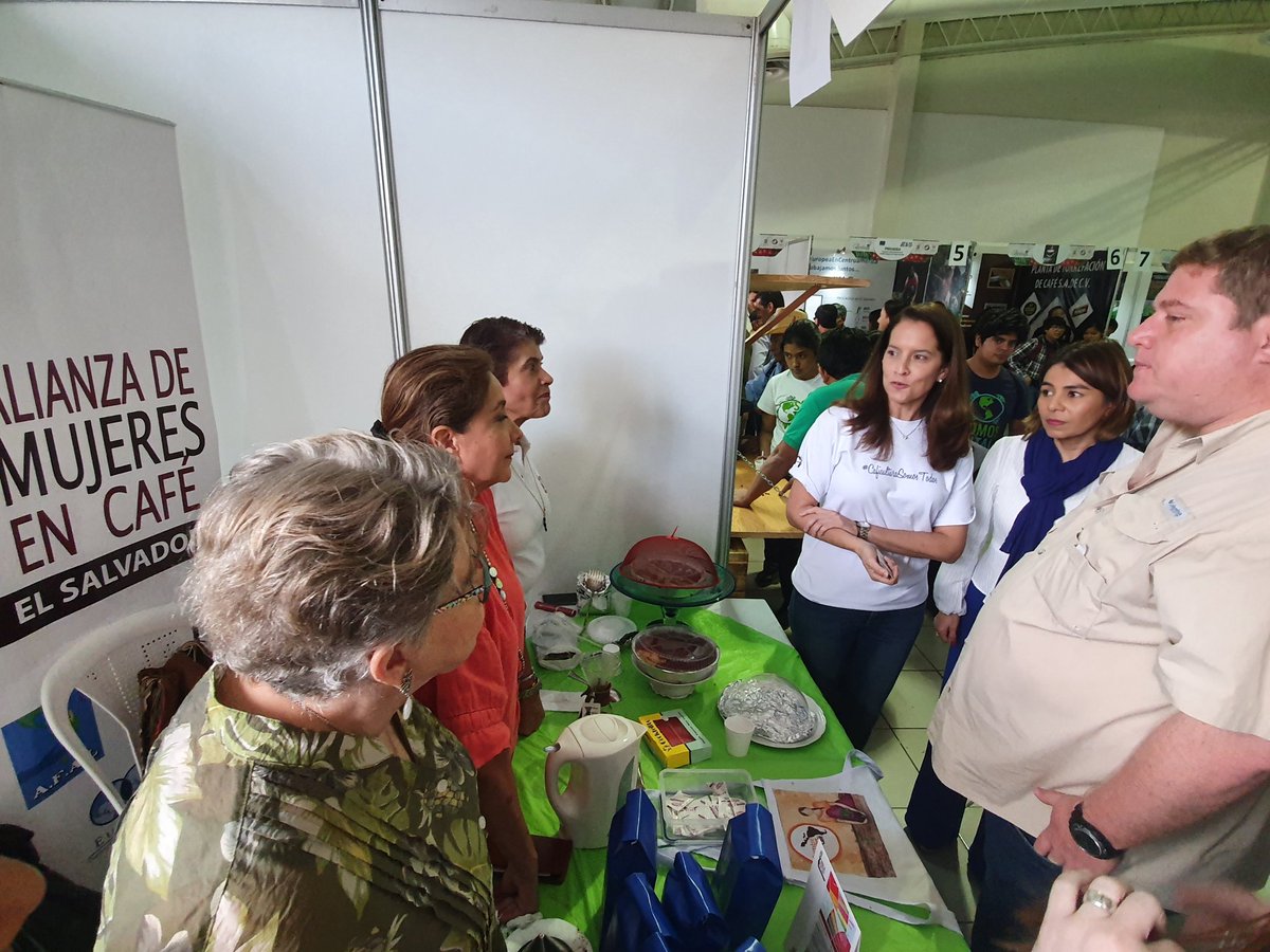 iica_sv's tweet photo. Continúa recorrido ministerial en #DíaDeLaCaficultura. @CIFCOSV #AlianzasEstratégicas en #café. #AMCES @ConsejoCafeSV @AgriculturaSV @iica_sv #MujeresEnCafé https://t.co/SfU0RIihgK
