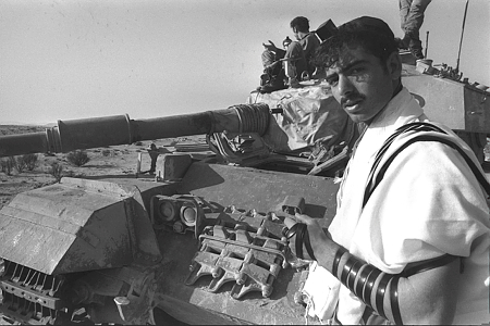 תפילין לפני הקרב, סיני, 9.10.1973.צילום: יגאל תומרקין - לע"מ