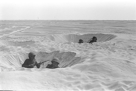 חיילים בשוחות, סיני, 14.10.1973.לע"מ