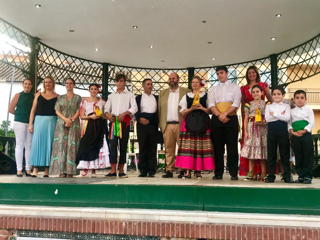 AytoCoin's tweet photo. ➡️ En la Alameda recibimos ya a las agrupaciones participantes del II Festival Infantil de Bailes Populares de #Coín del Grupo Municipal de Danza #Estoraque con la entrega de obsequios @CulturaCoin https://t.co/5X8OYGj6vE