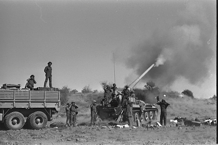 תותחנים מפגיזים ברמה הסורית, 11.10.1973.צילום: דויד רובינגר - לע"מ