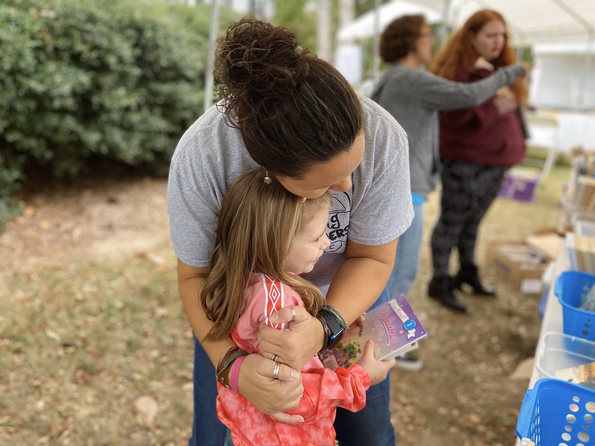 Spotted: @LeadwithReading loving children and giving away books... even on a Saturday. 😉 

We were thrilled to run into her at #OakViewFarmFest and I am so grateful to work with her at Combs! 

<a href="/CombsCatchUp/">Combs Catch Up</a> <a href="/ABCombsPTA/">AB Combs PTA</a>