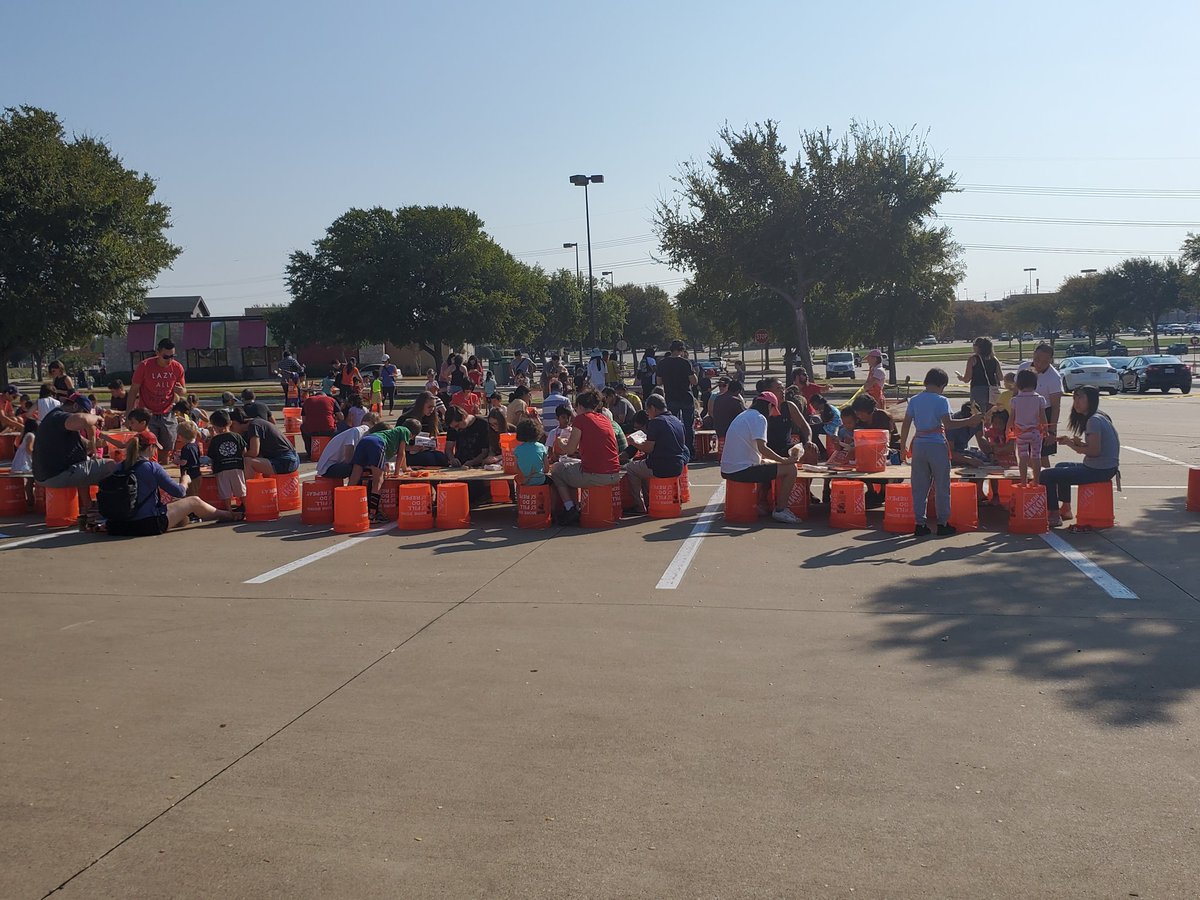 Milycam75's tweet photo. Allen rocks the Kids Workshop! Safety First!!!! https://t.co/JnOYhVb2WY