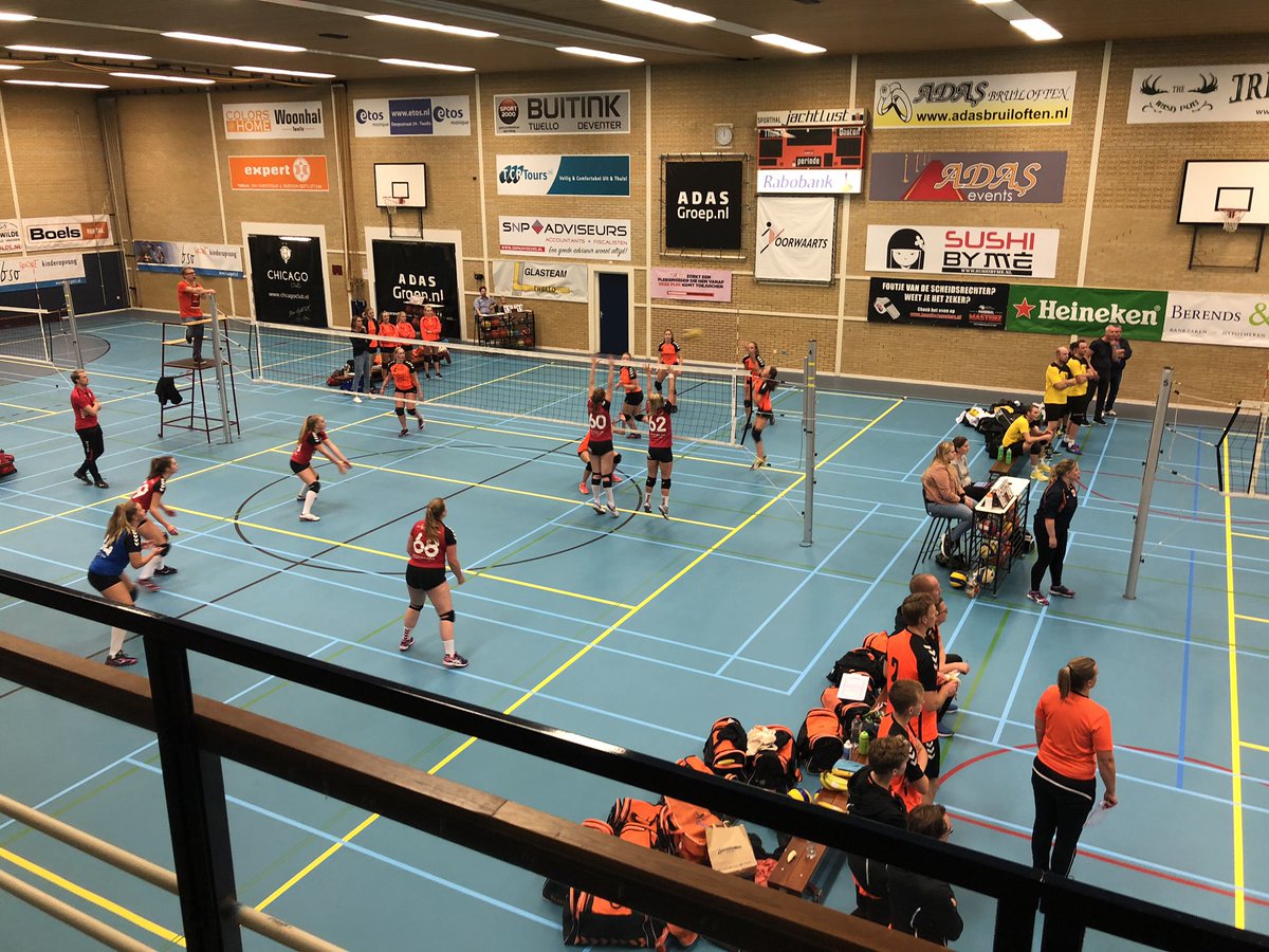 jos_penninx's tweet photo. Wedstrijden Voorwaarts in sporthal Jachtlust leuk om te zien. Zowel Voorwaarts heren 1 als meisjes A1 maakten er spannende wedstrijden van. Genieten van techniek, tactische balken en vooral grote inzet in teamverband. https://t.co/Ghx4iWjxug