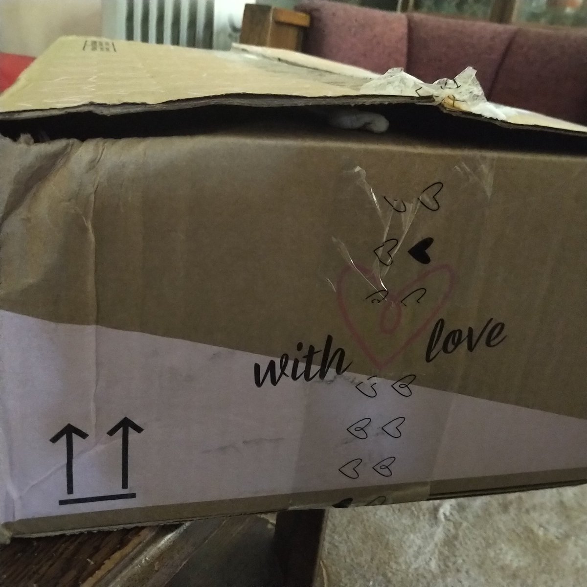 eloheem1133's tweet photo. @USPSHelp @USPS @OIGUSPS Maybe a month later &amp; you wonderful people still can't deliver a package undamaged. I get that our country is a joke &amp; you pretend to care, but come the f@ck on what's wrong with your organization. #postoffice #usps #American #values are #dead https://t.co/kgaKhj9lsa