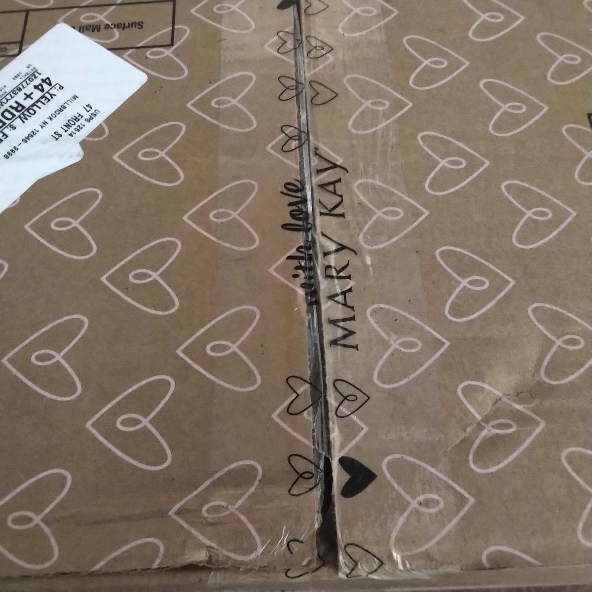 eloheem1133's tweet photo. @USPSHelp @USPS @OIGUSPS Maybe a month later &amp; you wonderful people still can't deliver a package undamaged. I get that our country is a joke &amp; you pretend to care, but come the f@ck on what's wrong with your organization. #postoffice #usps #American #values are #dead https://t.co/kgaKhj9lsa