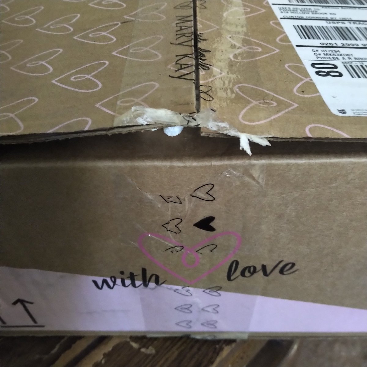 eloheem1133's tweet photo. @USPSHelp @USPS @OIGUSPS Maybe a month later &amp; you wonderful people still can't deliver a package undamaged. I get that our country is a joke &amp; you pretend to care, but come the f@ck on what's wrong with your organization. #postoffice #usps #American #values are #dead https://t.co/kgaKhj9lsa