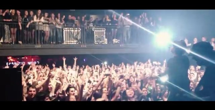 OttaSSat8's tweet image. #FabrizioMoro videoclip #PerMe
💔💘💞
"🎷🎷"

Gli occhi 😭💔

(Immagini dal videoclip del verso citato rese più chiare)

646.000 visualizzazioni su YouTube YouTube giorno 23
💪💪