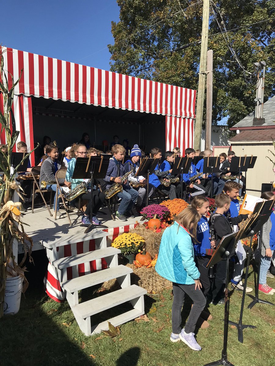 MrYantz_Music's tweet photo. Some of the Har-Bur 6th grade musicians sharing music at the Harwinton Fair this am 🎶🎶 #harburhuskies #rsd10ct https://t.co/WTnWE4AxB3