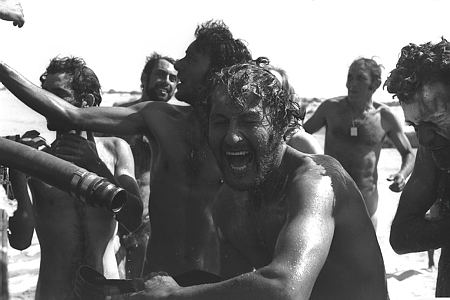 לאחר הפסקת האש, חייל צה"ל זוכים סוף סוף למקלחת.צילום 1: דוד רובינגרצילום 2: יגאל תומרקין