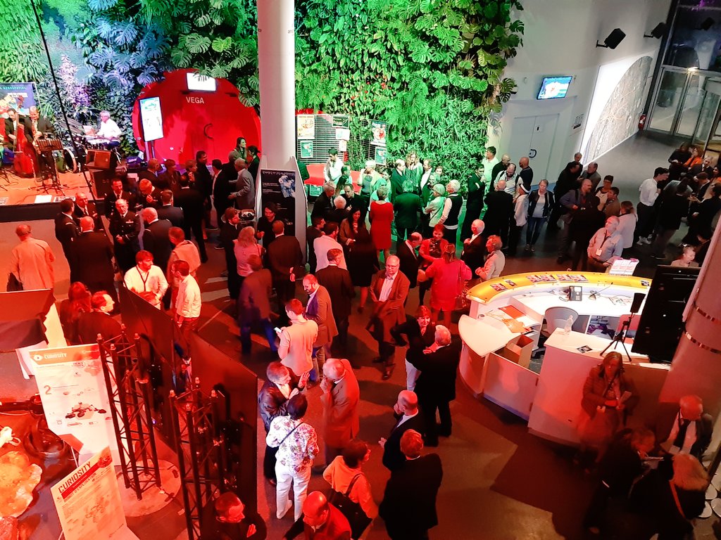 CiteEspace's tweet photo. 🎉Pr sa soirée de gala le festival Des Etoiles🌟 et des Ailes ✈ fête les 50 ans du 1er vol Concorde, du 1er pas de l'homme sur la🌙 et les 10 ans de la Fondation #SaintExupéry pour la Jeunesse. 
➡️Pr continuer à vivre le festival c'est demain de 10h à 18h ! https://t.co/NNF6DK5noH