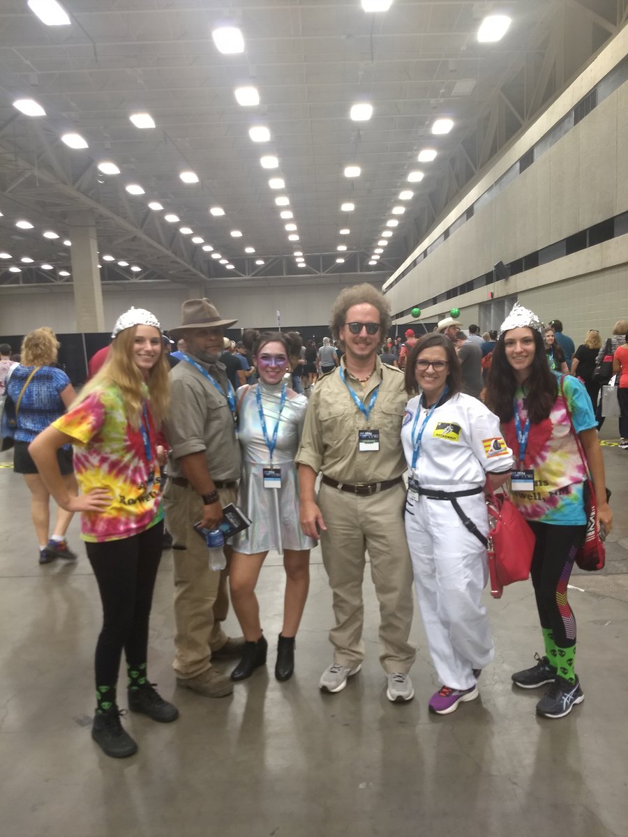 PeacockPedestal's tweet photo. @TheAlienCon #AlienConDallas https://t.co/VaKO1nMKGy