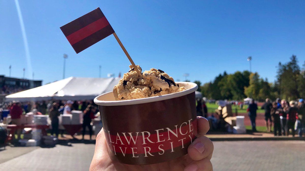 StLawrenceU's tweet photo. #SLUhomecoming fun continued at the #SLUAEC “End Zone Tent” where Council members served up Sergi’s pizza, @StewartsShops’ SLU-Ha-Ha and Laurentian swag! https://t.co/js34ZIRB9W
