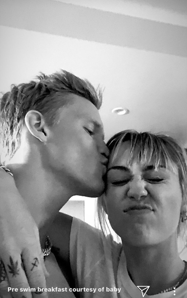 bebe_miley_love's tweet photo. Two cuties❤ @MileyCyrus @CodySimpson https://t.co/I5buKg2Y4W