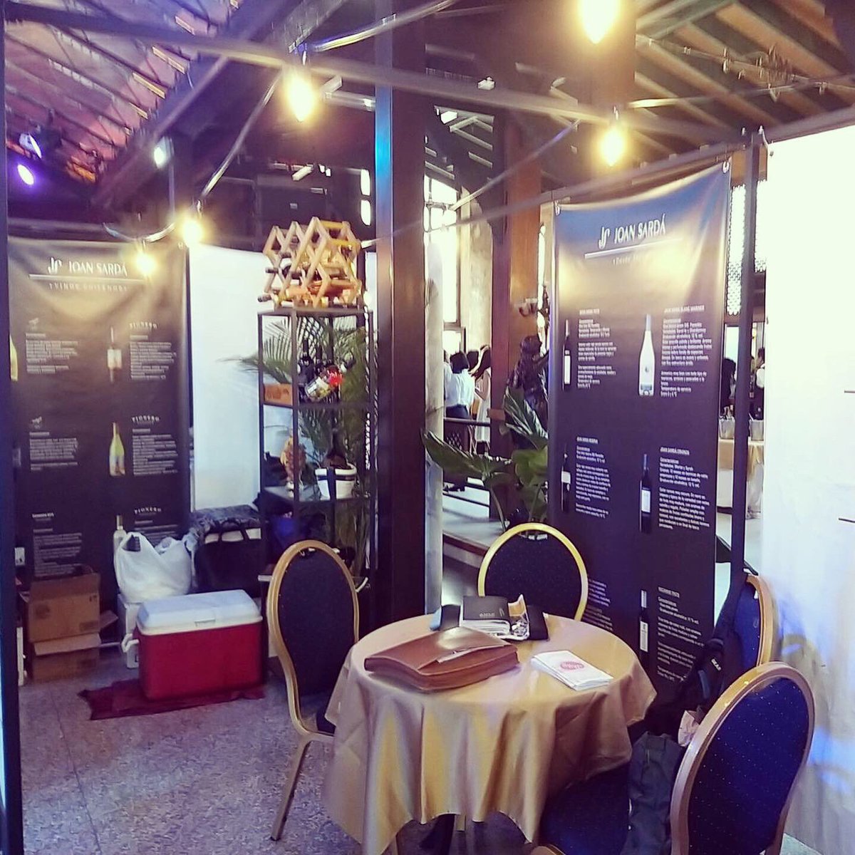 cellerjoansarda's tweet photo. Hemos participado en la 20 Feria Nacional del Vino en @HNCuba. Estupenda organización! 25 años apoyando la cultura del vino en Cuba! #feria #cuba #joansarda #Cuba #vino #wine #winelover https://t.co/nTXMDtktpA
