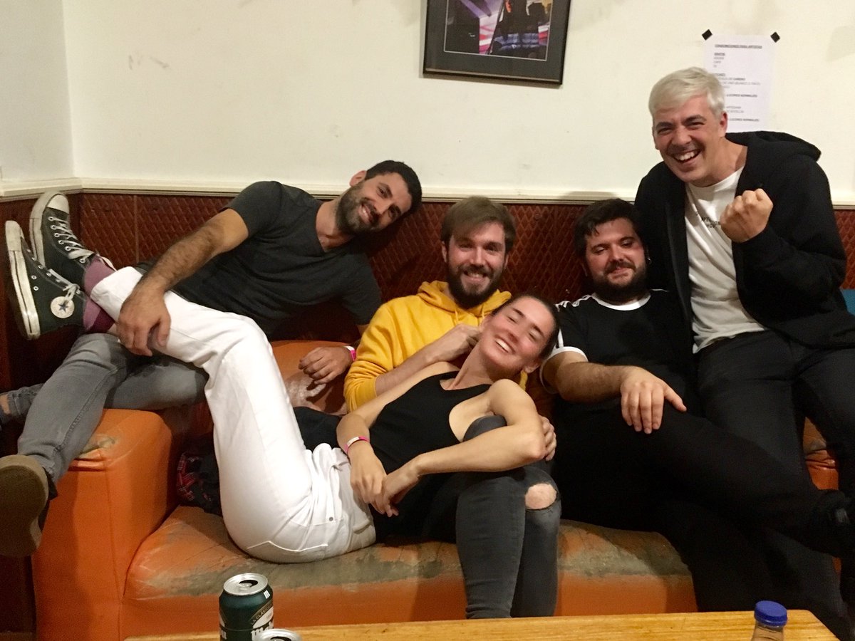 <a href="/rural_zombies/">Rural Zombies</a>’en amaieraren hasiera,
Triste despedidagatik;
pozik bizitakoagatik.
gaur, @DabadabaSS’n,
#ezpalak’ekin.