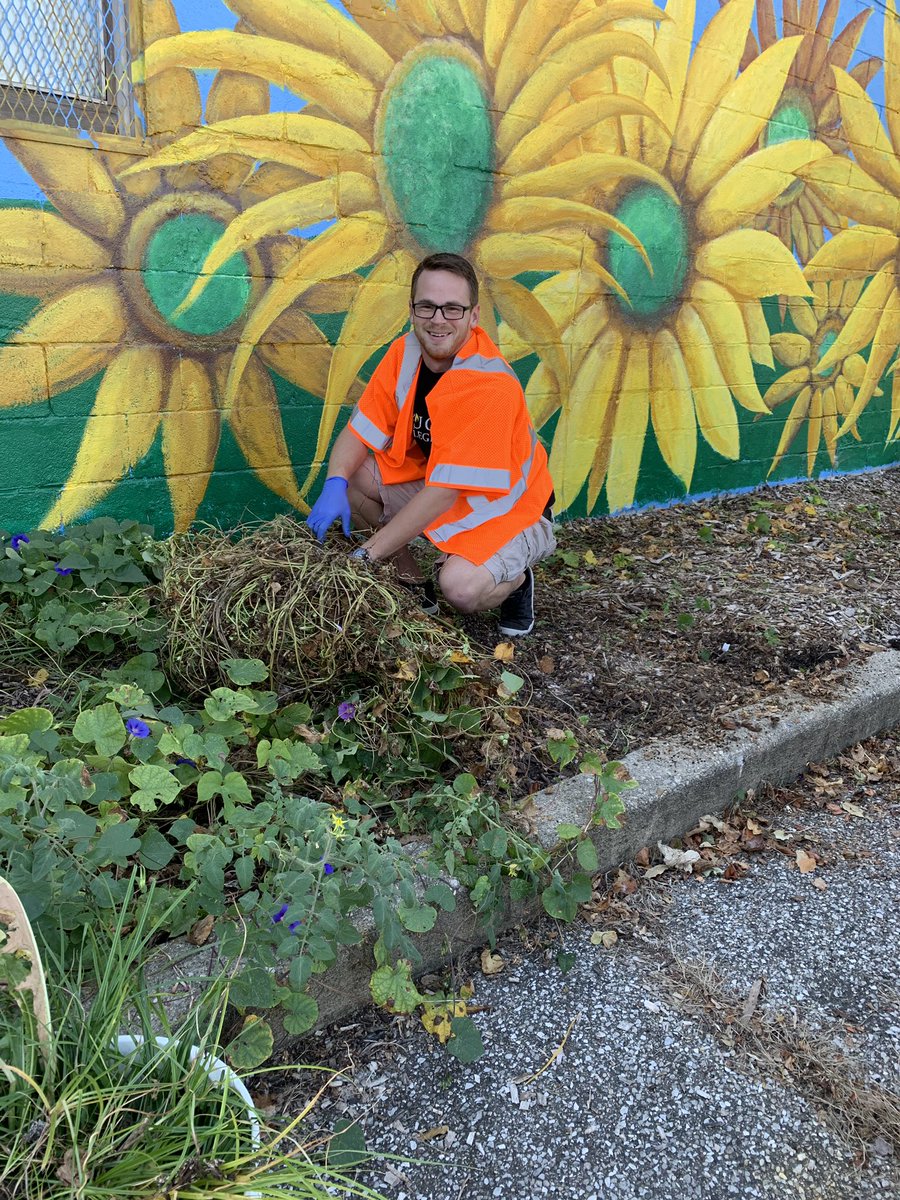 KYColonels's tweet photo. This morning seventeen Kentucky Colonels volunteered at the @EmergencyShelte, a 2019 Good Works Program grantee, providing 51 hours of service! #KyColonels #DayOfService2019 https://t.co/70wylGwejZ