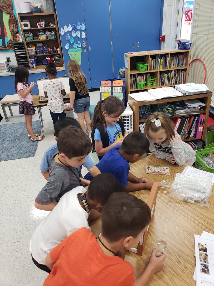BridgettFox17's tweet photo. Fun times in 1st grade @claremont_elem studying and exploring rocks and minerals!! #Allin #NoBeariers https://t.co/jFAlXrtfL9