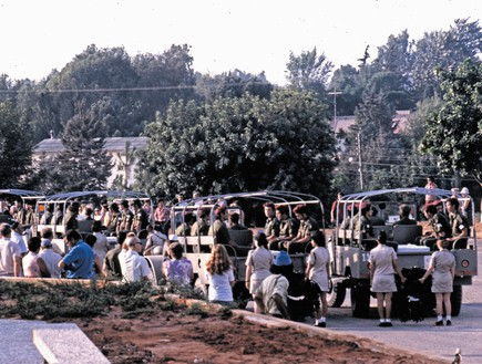 2,656 הרוגים, 7,251 פצועים ו-294 שבויים, שילמו את המחיר היקר ביותר במלחמה הארורה ביותר שידעה מדינת ישראל.האוייב לא הבחין בין ימני לשמאלני, בין דתי לחילוני ובין יהודי לשאינו יהודי.נאחל לעצמנו ליהיות ראויים לקורבן שלהם.יהי זיכרם של הנופלים ברוך.שנה טובה וגמר חתימה טובה!