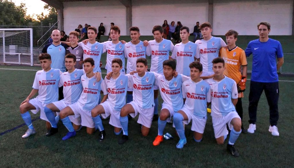 SD_Compostela's tweet photo. Segue de doce o noso #CadeteA de Liga Galega. Os nosos xa suman 12 de 15 neste inicio de campionato:

X5: @Santirsosd B 0-3 #CadeteA
⚽⚽⚽ Iker Carril

#SentimentoBranquiazul https://t.co/cdHwMXLLGW