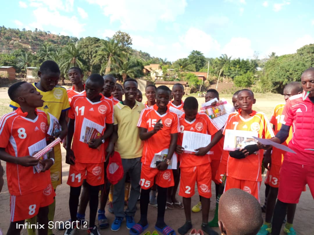 MinagoStarFC's tweet photo. "Merci à la @NGDFoundation pour le don du matériel scolaire octroyé ce soir à nos joueurs de moins de 17 ans, via le @NGDHumanitarian, pour appuyer aux parents dans la scolarisation des jeunes;" dixit le Président du Club, Monsieur Manassé NSENGIYUMVA.
#Minago #Rumonge #Burundi https://t.co/iLypSAEiLm