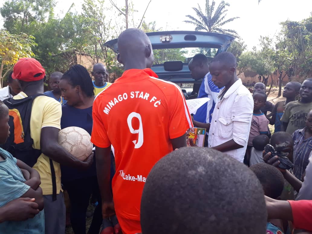 MinagoStarFC's tweet photo. "Merci à la @NGDFoundation pour le don du matériel scolaire octroyé ce soir à nos joueurs de moins de 17 ans, via le @NGDHumanitarian, pour appuyer aux parents dans la scolarisation des jeunes;" dixit le Président du Club, Monsieur Manassé NSENGIYUMVA.
#Minago #Rumonge #Burundi https://t.co/iLypSAEiLm