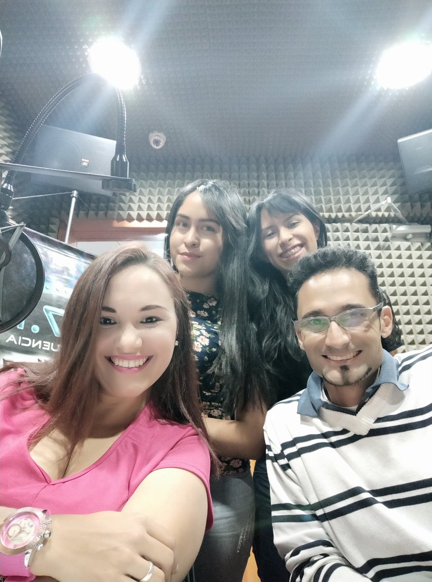 mariangelica_ra's tweet photo. Que alegría disfrutar de buena compañía ...amistades... excelente música...y más con @charlyman91  @mariangelica_ra  por @FF971
#entrevista #talentonacional #comotuninguna
#ff971 #topfeeling  #charlyman  en Top Feeling #talentonacional https://t.co/Sc1inEKndp