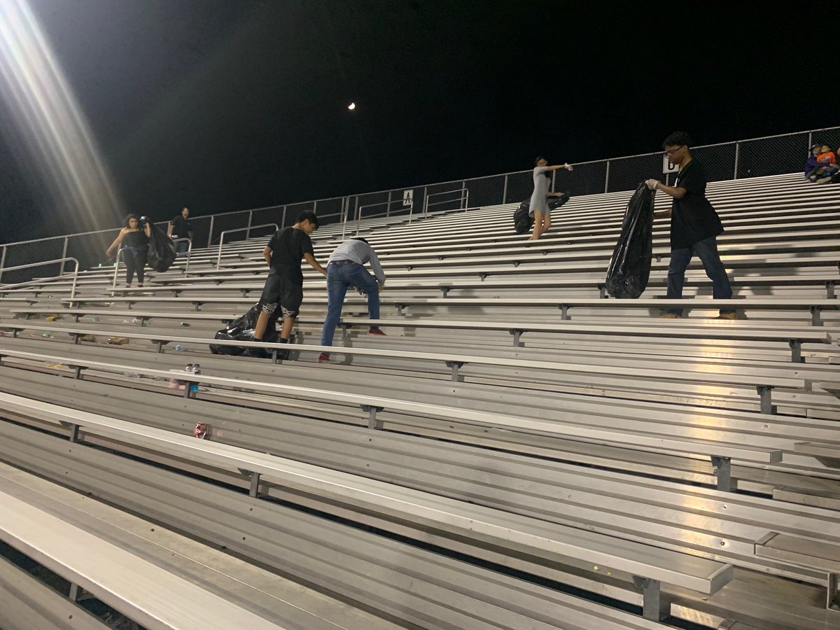 robfowler13's tweet photo. @BGCAustin  Our Elgin club members showing much love for their community and campus!  Teen Night=Community service! #payitforward https://t.co/GwCljqUy2O
