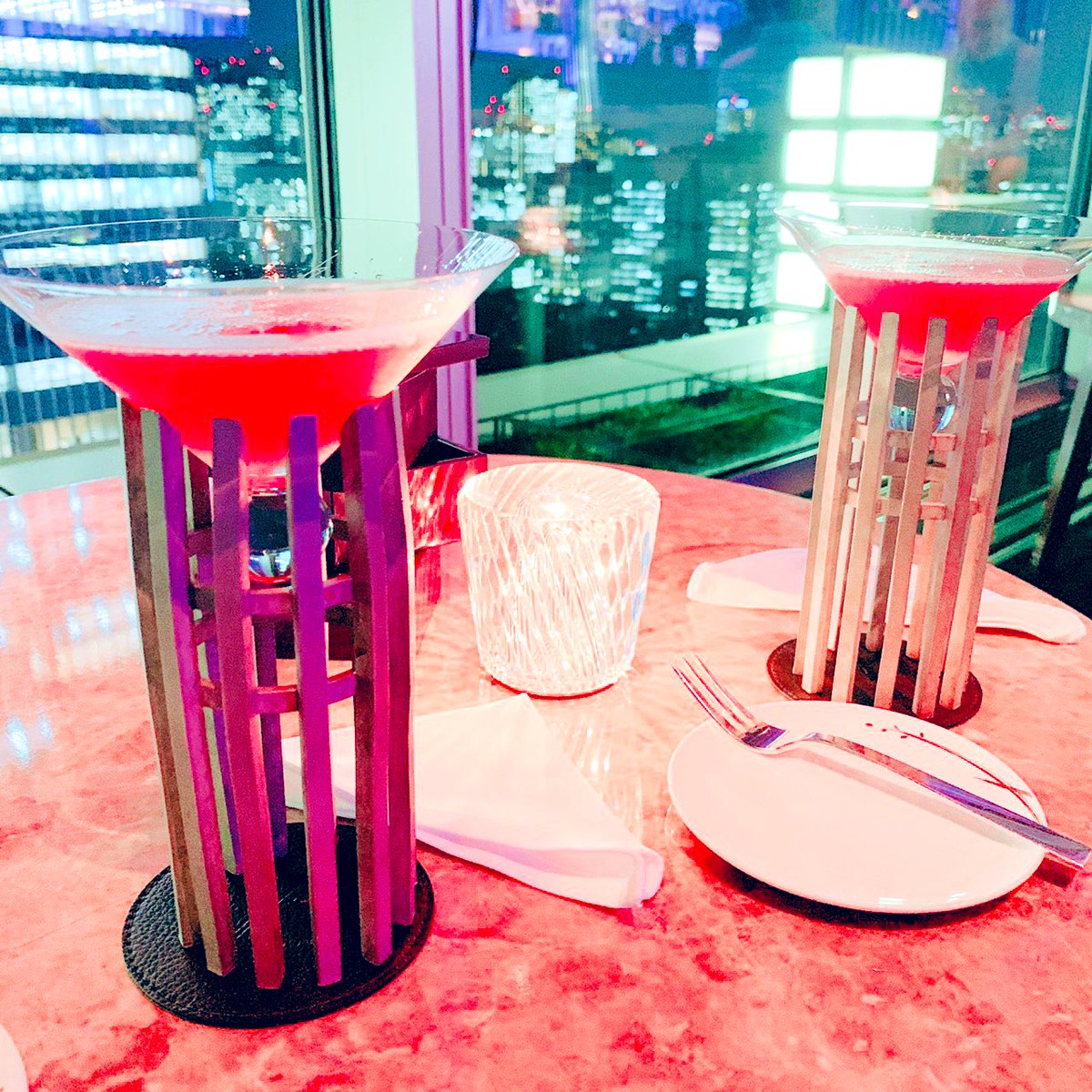 FEataly's tweet photo. あんま教えたくないけど〜(混んだら嫌だから)
某ホテル24階にある宿泊客以外も入れるバーは、
毎日17時〜20時でハッピーアワーやってます♪
#ラグジュアリー な空間を時たま味わうには最高♡
おつまみついて一人2000円以内で済みます😍
#ペニンシュラ東京
#Peterbar https://t.co/woS0d880OH