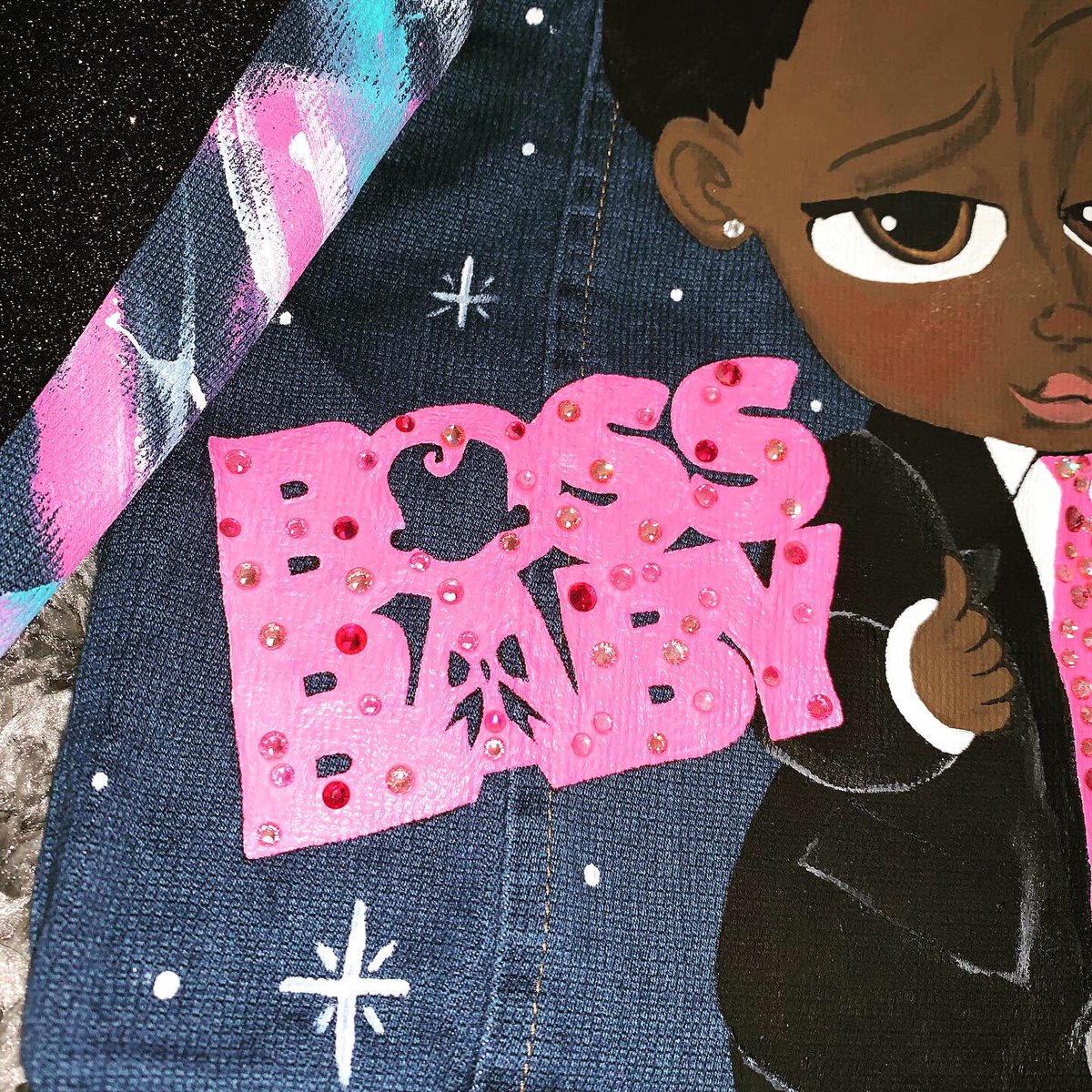 createamoon_'s tweet image. 𝑱𝒂𝒄𝒌𝒆𝒕𝒔:
Custom handpainted 🎨 GIRL Boss Baby jacket! 🍼💕💼👶🏾💕
#bossbaby #customjacket #customized #custommade #custombossbaby #kidscustomjacket #girlbossbaby  #disney #handpaintedjacket #customdesigner #allthingscustom #blackbusiness #smallbusiness #dmvartist