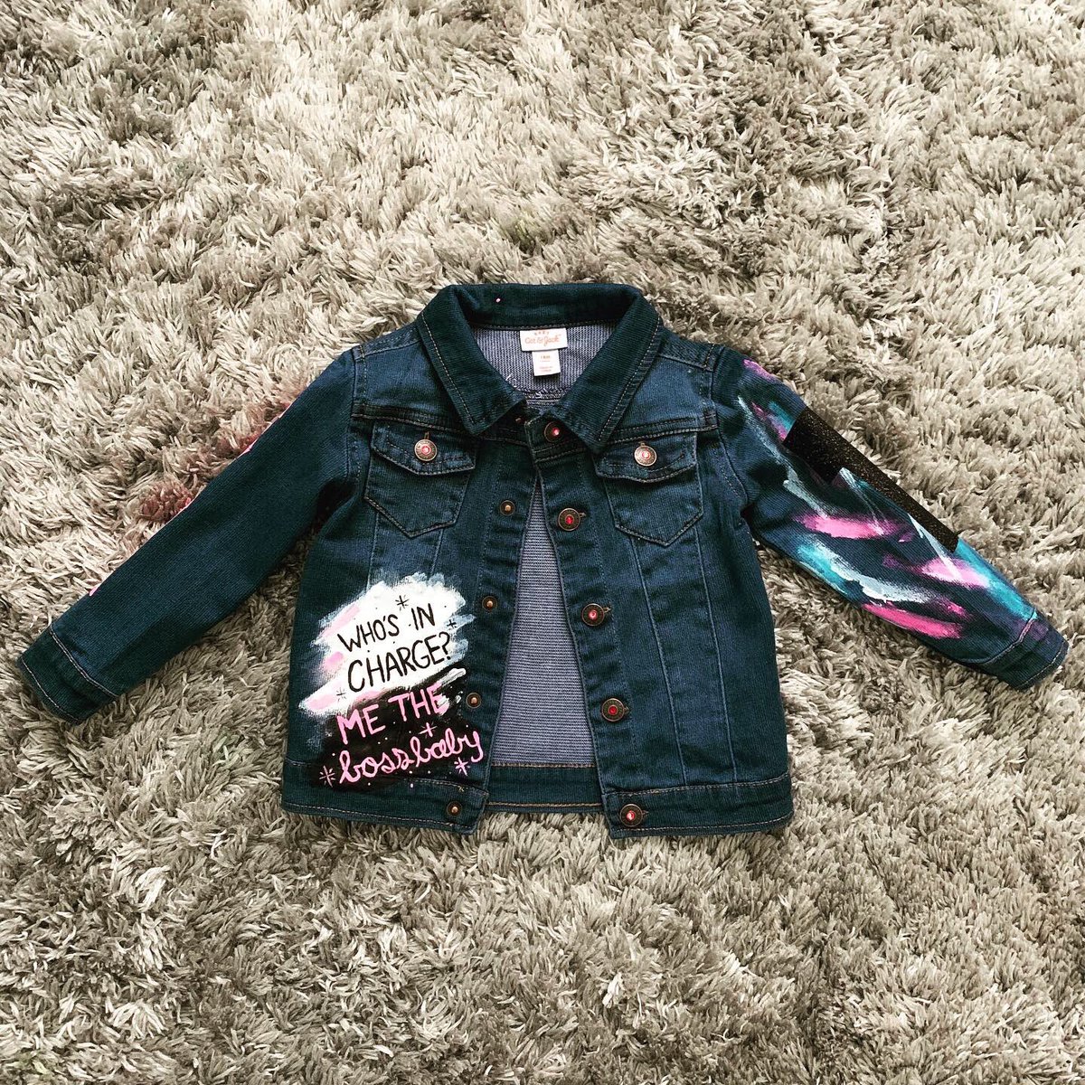 createamoon_'s tweet image. 𝑱𝒂𝒄𝒌𝒆𝒕𝒔:
Custom handpainted 🎨 GIRL Boss Baby jacket! 🍼💕💼👶🏾💕
#bossbaby #customjacket #customized #custommade #custombossbaby #kidscustomjacket #girlbossbaby  #disney #handpaintedjacket #customdesigner #allthingscustom #blackbusiness #smallbusiness #dmvartist