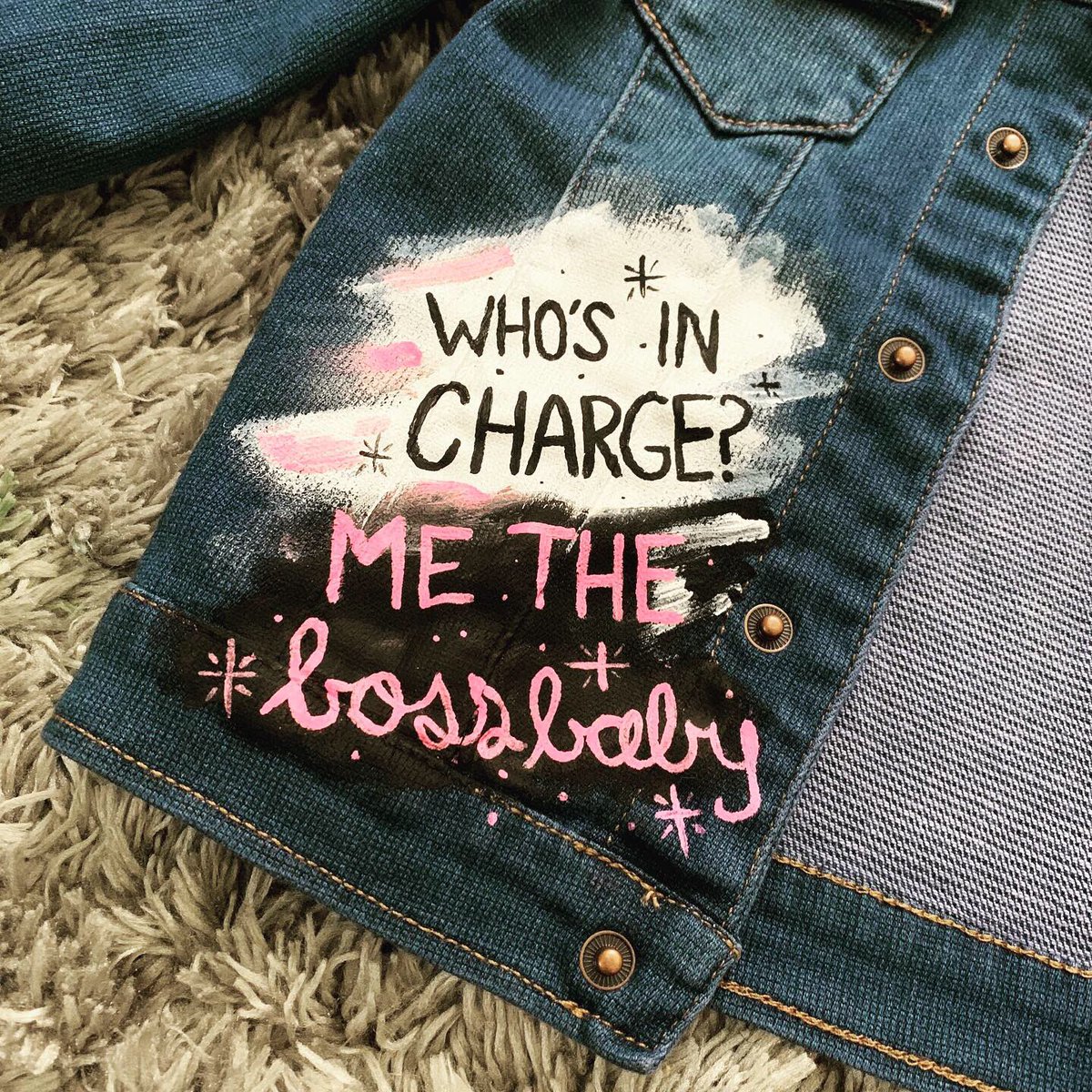 createamoon_'s tweet image. 𝑱𝒂𝒄𝒌𝒆𝒕𝒔:
Custom handpainted 🎨 GIRL Boss Baby jacket! 🍼💕💼👶🏾💕
#bossbaby #customjacket #customized #custommade #custombossbaby #kidscustomjacket #girlbossbaby  #disney #handpaintedjacket #customdesigner #allthingscustom #blackbusiness #smallbusiness #dmvartist
