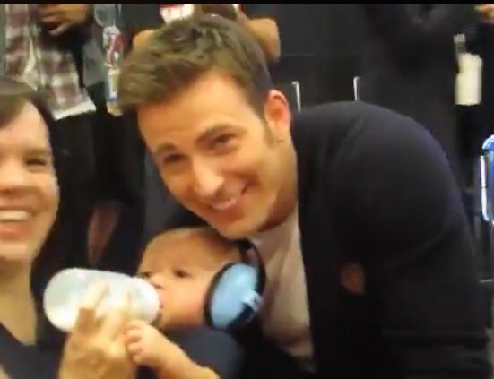 nussari's tweet image. แง......ใจบางหมดแล้ววว ใจชั้นอ่อนยวบให้กับความอ่อนโยนนี้ ฮือออ นี่แหละทำไมถึงรัก ผช คนนี้มากมาย 😂🥰💙

#ChrisEvans for #TheActionMovieStar #PCAs