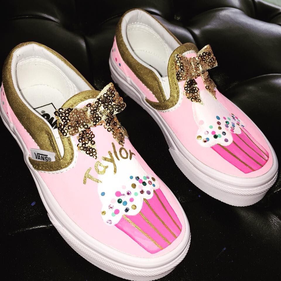 createamoon_'s tweet image. Custom cupcake vans 
Instagram 📸: @ createamoon
#customvans #customkicks #dmv #dmvartist #pastry