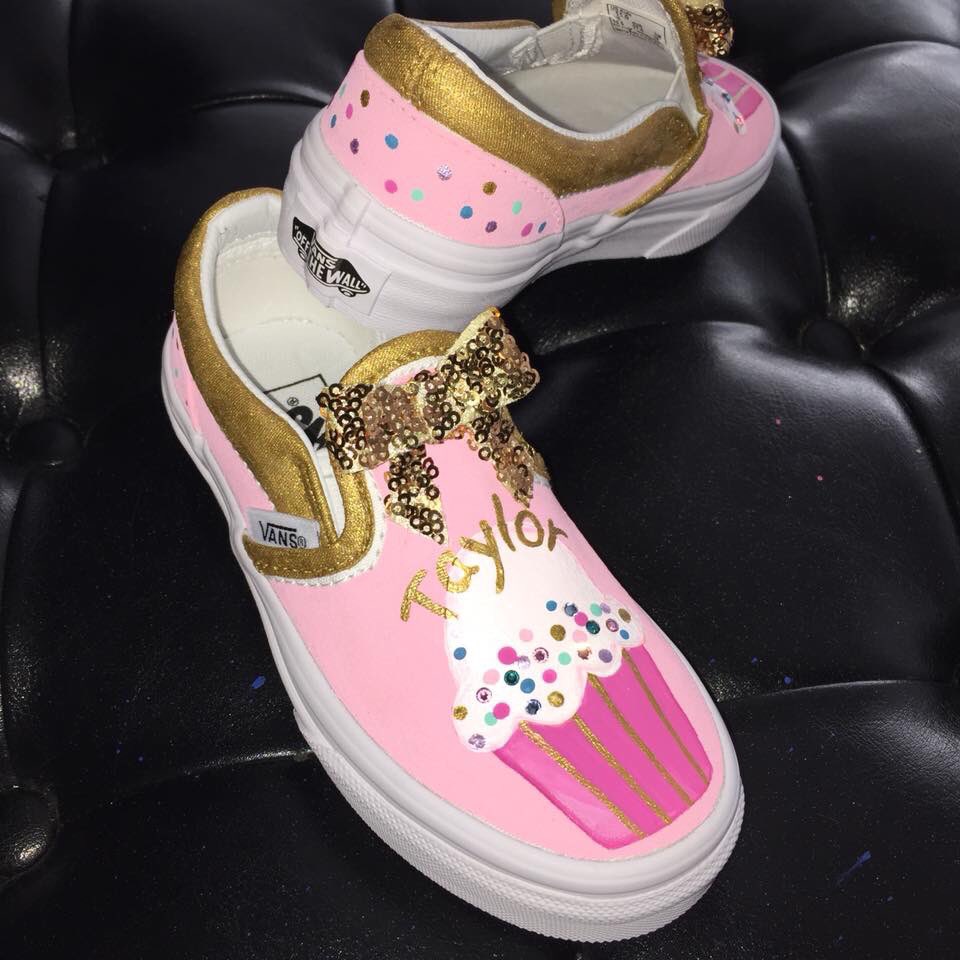 createamoon_'s tweet image. Custom cupcake vans 
Instagram 📸: @ createamoon
#customvans #customkicks #dmv #dmvartist #pastry